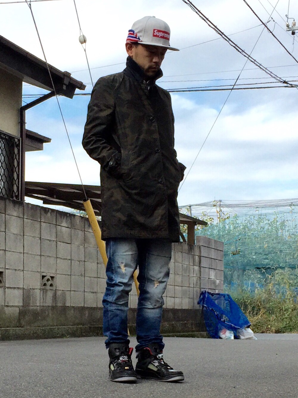 「ステンカラーコート、トリコロール、ジョーダン、ダメージデニムパンツ、リバーシブル、迷彩」｜「RAGEBLUEのアイテム（ステンカラーコート、その他）」を使った、u3さん（メンズ・167cm）の秋コーディネートの1枚目の写真