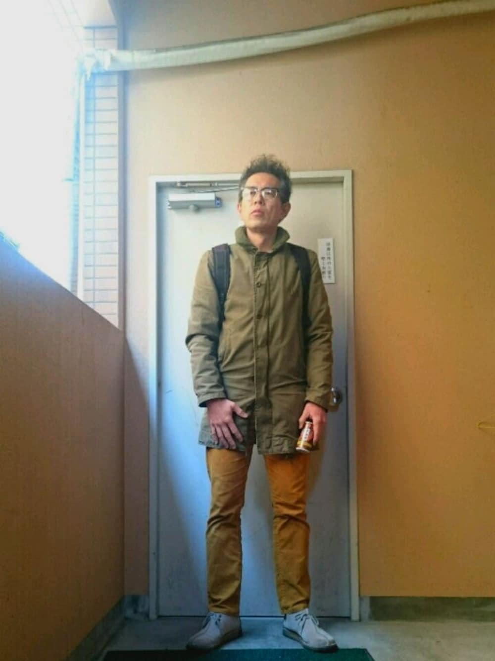 ベージュ系のモカシン/デッキシューズ、グリーン系のミリタリージャケット、ブラウン系のその他パンツを着用したメンズの秋コーディネートの1枚目の写真