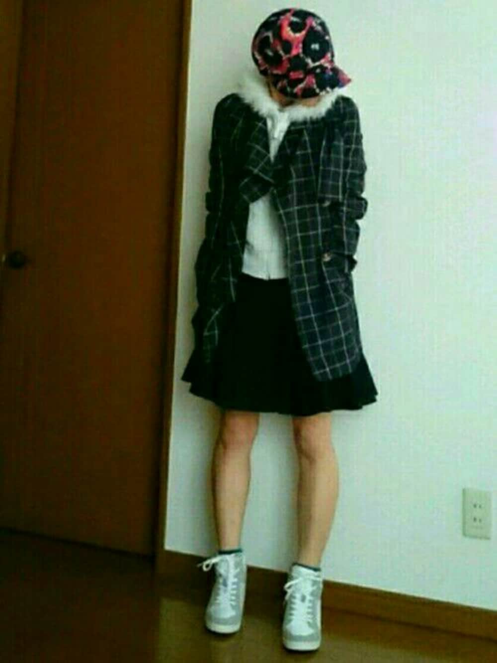 ブラック系のデニムスカート、ブラック系のトレンチコート、ホワイト系のパーカーを着用したレディースの春コーディネートの1枚目の写真