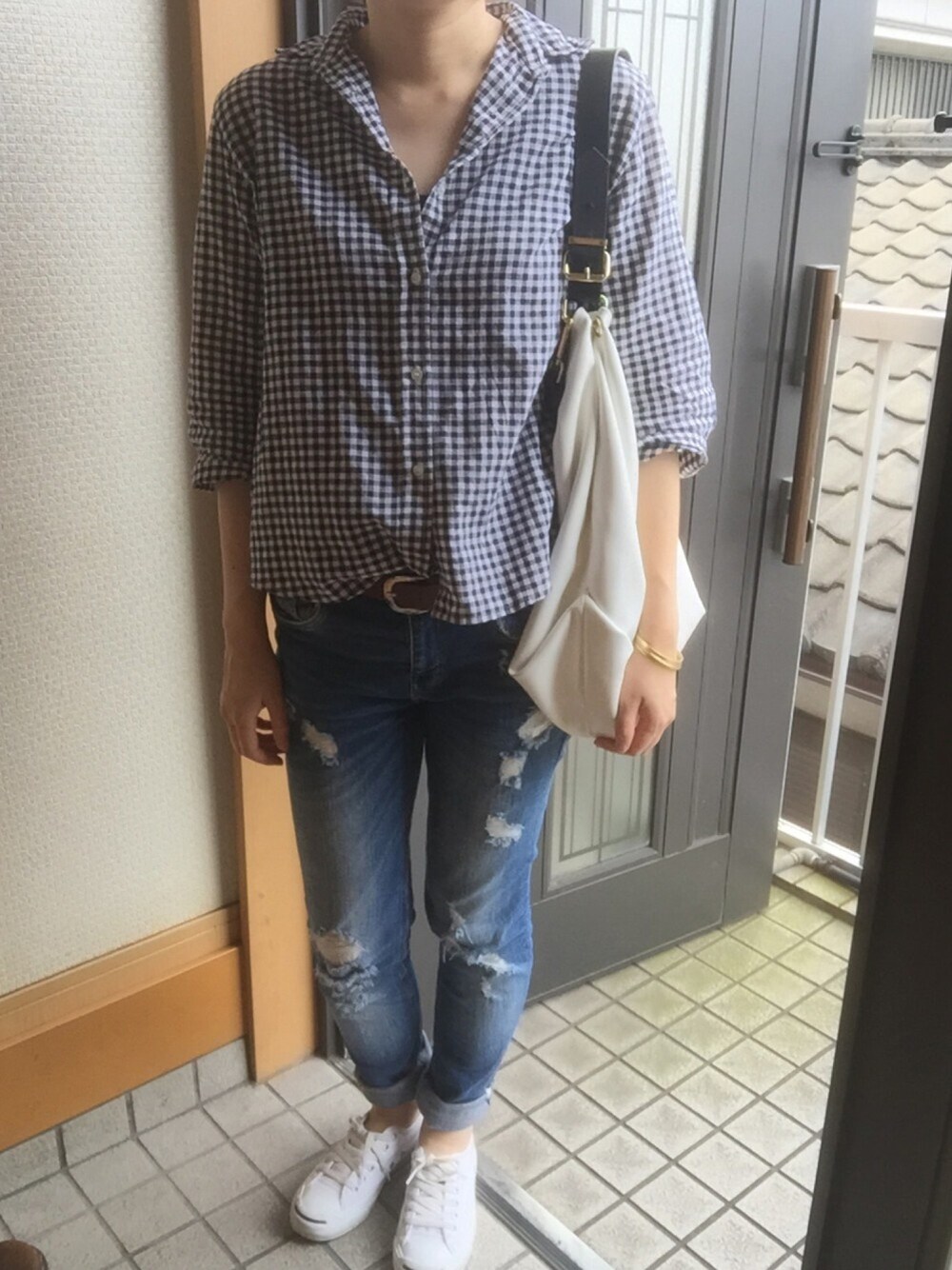 ブラック系のシャツ/ブラウス、ブルー系のデニムパンツ、ホワイト系のショルダーバッグを着用したレディースの夏コーディネートの1枚目の写真