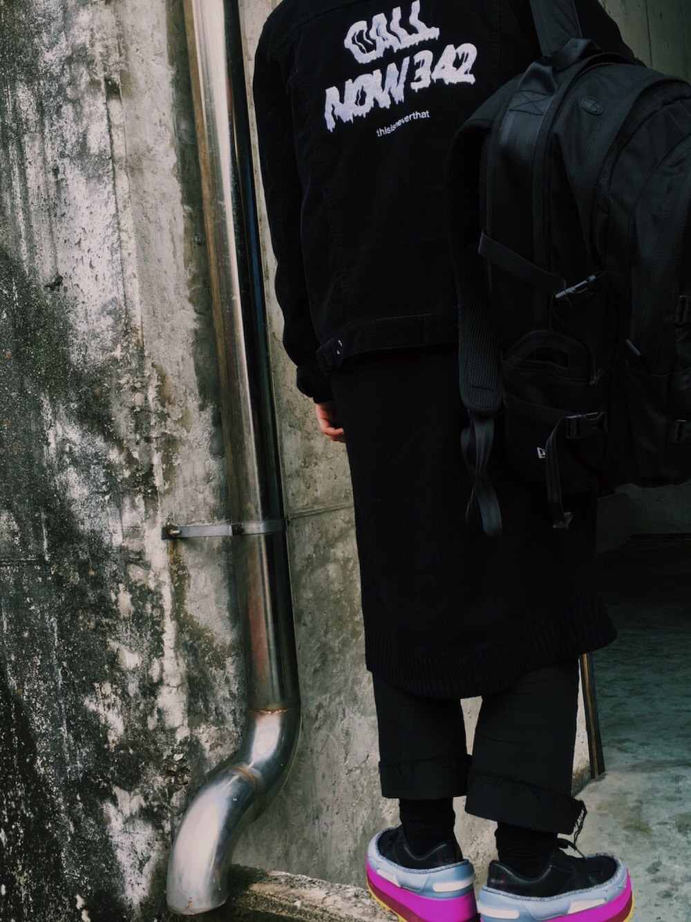 「RAF SIMONS、adidas、thisisneverthat、NEWERA、ootd、outfit」｜「thisisneverthatのアイテム（ジャケット/アウター、ブラック系）」を使った、mushr000000mさん（レディース・168cm）の秋コーディネートの1枚目の写真