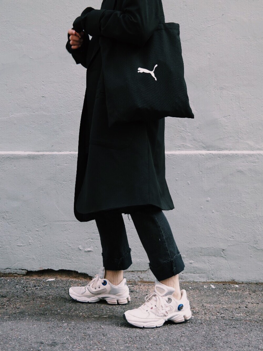 「RAF SIMONS、adidas、PUMA、black、ootd、outfit」｜「PUMAのアイテム（ショルダーバッグ、ブラック系）」を使った、mushr000000mさん（レディース・168cm）の秋コーディネートの1枚目の写真