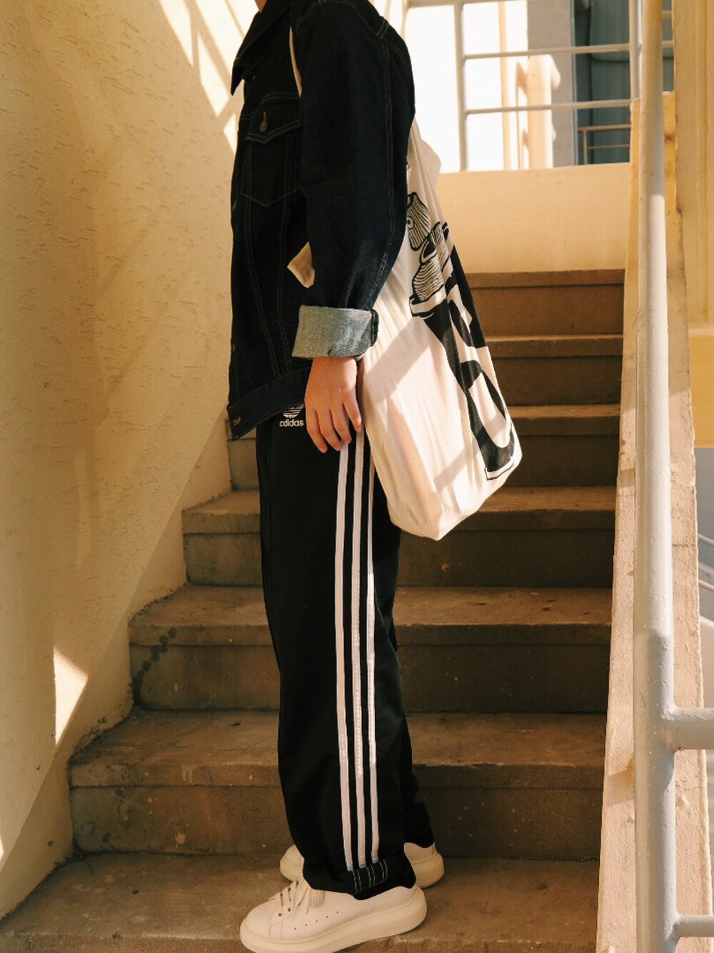 「Alexander McQueen、UNIQLO、adidas、stussy、outfit、ootd」｜「UNIQLOのアイテム（デニムジャケット、ブルー系）」を使った、mushr000000mさん（レディース・168cm）の秋コーディネートの1枚目の写真