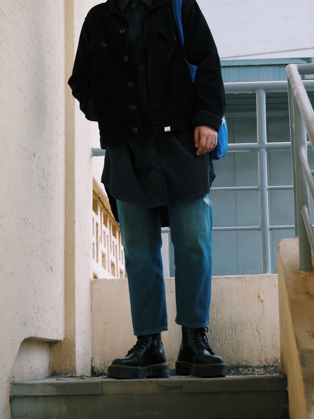 「Dr.Martens、PLAC Jeans、plac、thisisneverthat、ootd、outfit」｜「plac jeanのアイテム（デニムパンツ、ブルー系）」を使った、mushr000000mさん（レディース・168cm）の秋コーディネートの1枚目の写真