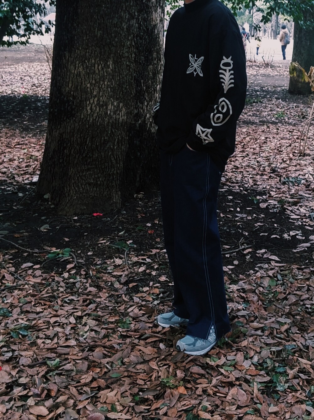 「lazy oaf、New Balance、ootd、outfit」｜「LAZY OAFのアイテム（Tシャツ/カットソー、ブラック系）」を使った、mushr000000mさん（レディース・168cm）の秋コーディネートの1枚目の写真