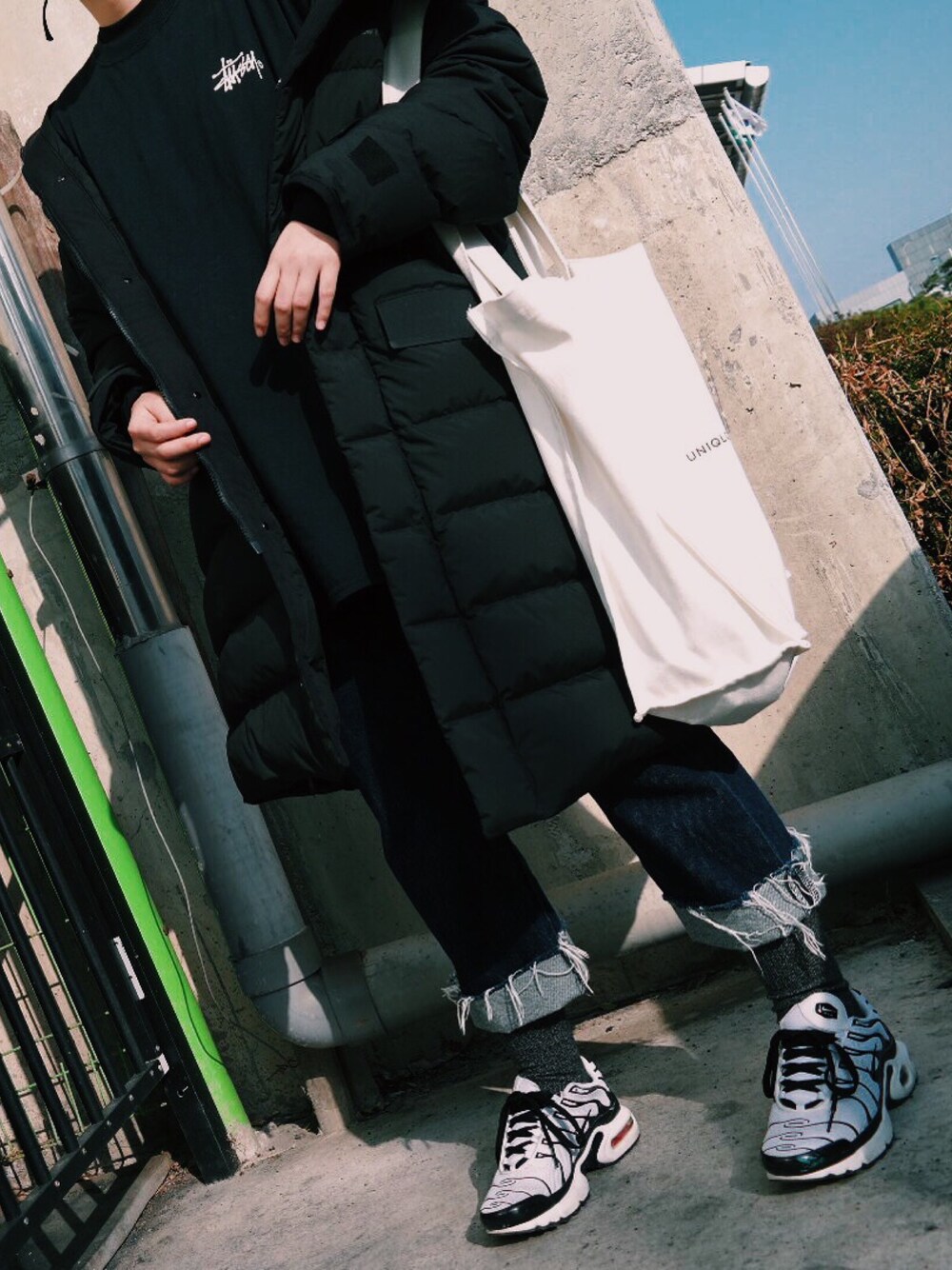 「New Balance、Down Jacket 、NIKE、UNIQLO、stussy、black、dailylook、ootd、outfit」｜「STUSSYのアイテム（Tシャツ/カットソー、ブラック系）」を使った、mushr000000mさん（レディース・168cm）の秋コーディネートの1枚目の写真