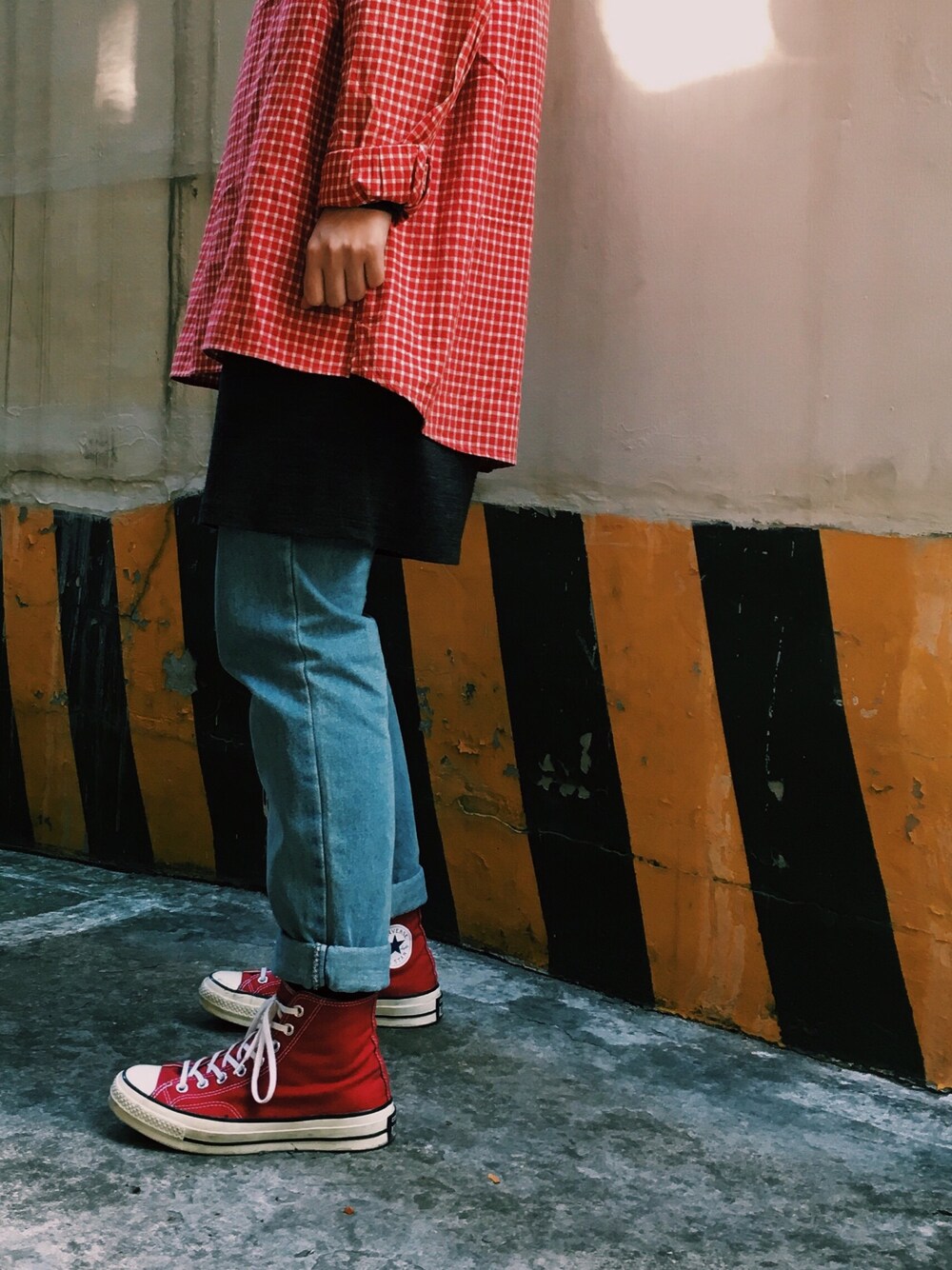 「red、check、dailylook、ootd、outfit、converse、street、streetstyle」｜「CONVERSEのアイテム（スニーカー、レッド系）」を使った、mushr000000mさん（レディース・168cm）の冬コーディネートの1枚目の写真