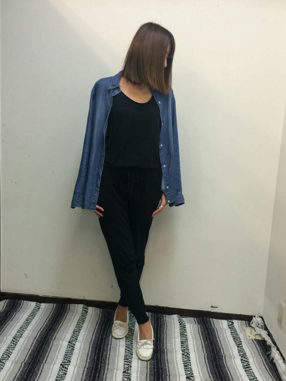 「minnetonka、ミネトンカ、モカシン、ロンパース、オールインワン」｜「Slic*Slicのアイテム（オールインワン・サロペット、ブラック系）」を使った、MINNETONKAONLINESHOPさん（レディース・167cm）の秋コーディネートの1枚目の写真