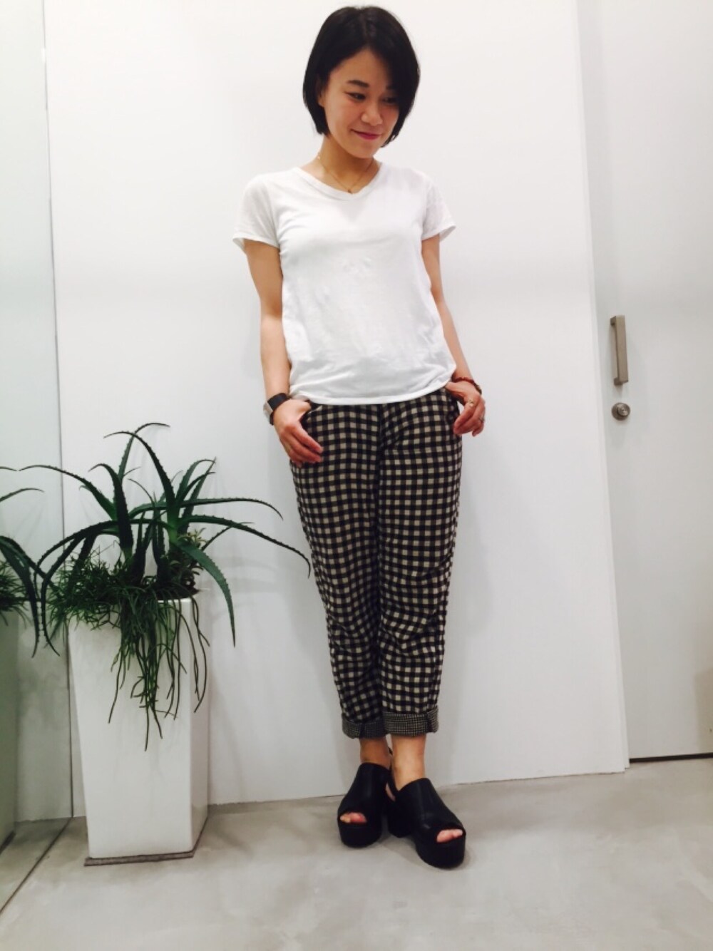 「acrossthevintage、白Tシャツ」｜「acrossthevintageのアイテム（Tシャツ/カットソー、ホワイト系）」を使った、manamiさん（レディース・156cm）の春コーディネートの1枚目の写真