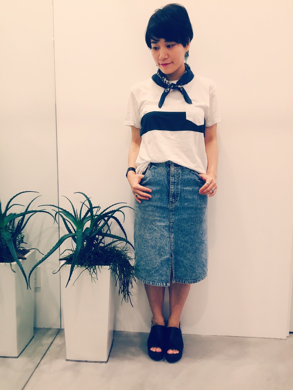 「acrossthevintage、デニムスカート、Tシャツ、THINKINGMU」｜「THINKING MUのアイテム（Tシャツ/カットソー、ホワイト系）」を使った、manamiさん（レディース・156cm）の夏コーディネートの1枚目の写真