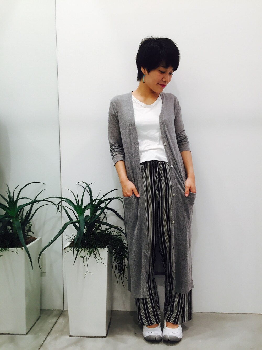 「acrossthevintage、sheta、ロングカーディガン、ストライプパンツ、白Tシャツ」｜「acrossthevintageのアイテム（Tシャツ/カットソー、ホワイト系）」を使った、manamiさん（レディース・156cm）の夏コーディネートの1枚目の写真