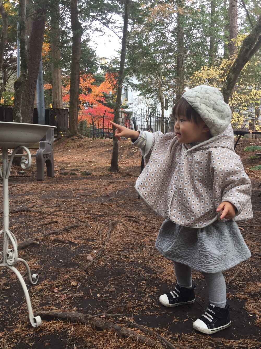 「ソレイヤードのアイテム（ポンチョ、ベージュ系）」を使った、shujutanさん（キッズ・80cm）の冬コーディネートの1枚目の写真