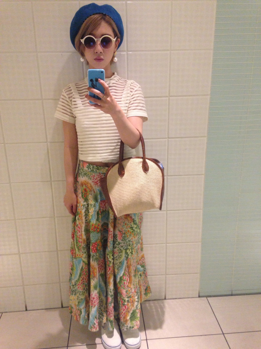 その他のスカート、ホワイト系のサングラスを着用したレディースの夏コーディネートの1枚目の写真