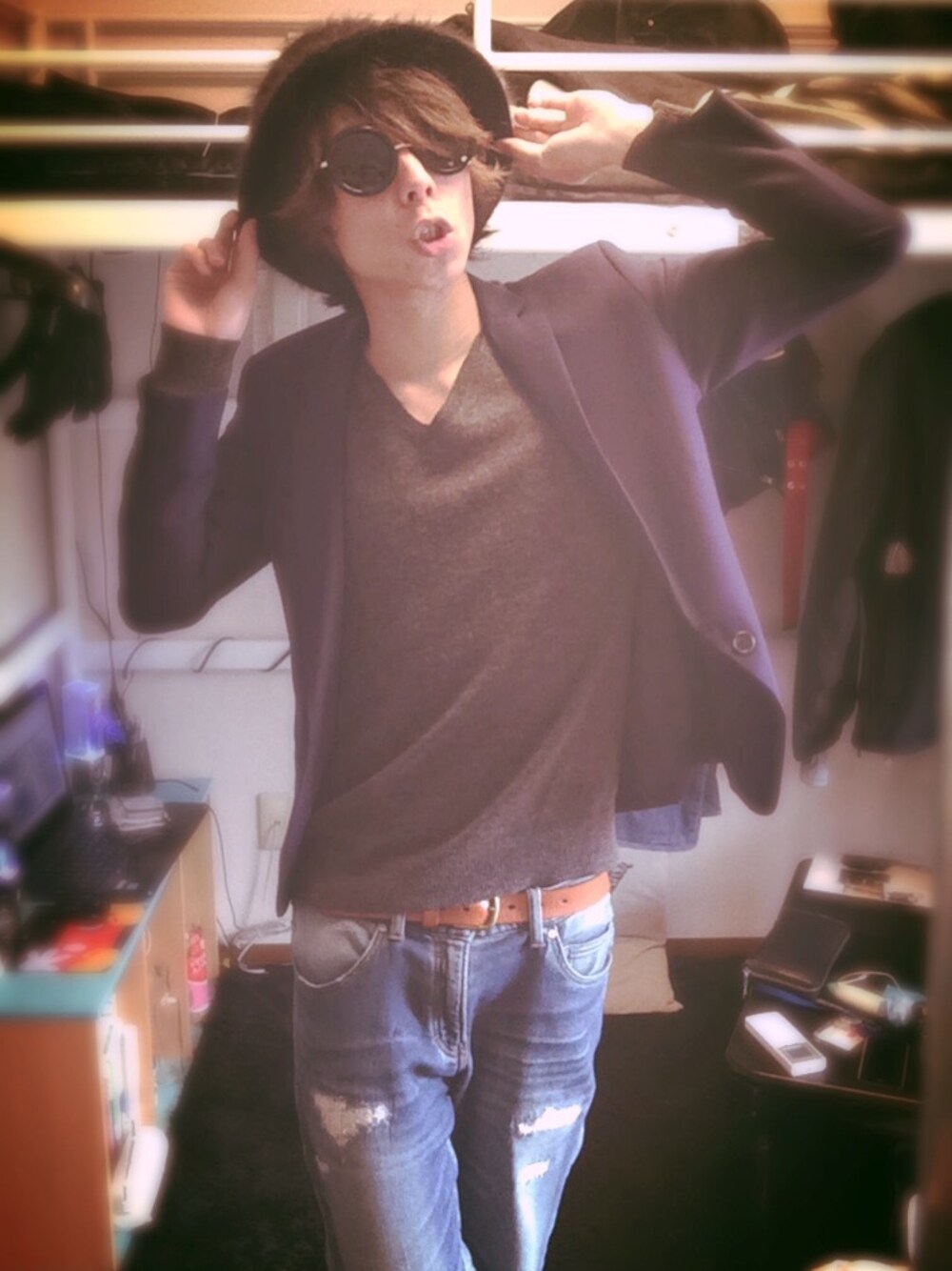 「STUDIOUS、AKM、wjk、デニム、ジーンズ、ハット、サングラス、テーラードジャケット、セーター、ニット」｜「AKMのアイテム（その他パンツ、ブルー系）」を使った、ちあきさん（メンズ・172cm）の春コーディネートの1枚目の写真
