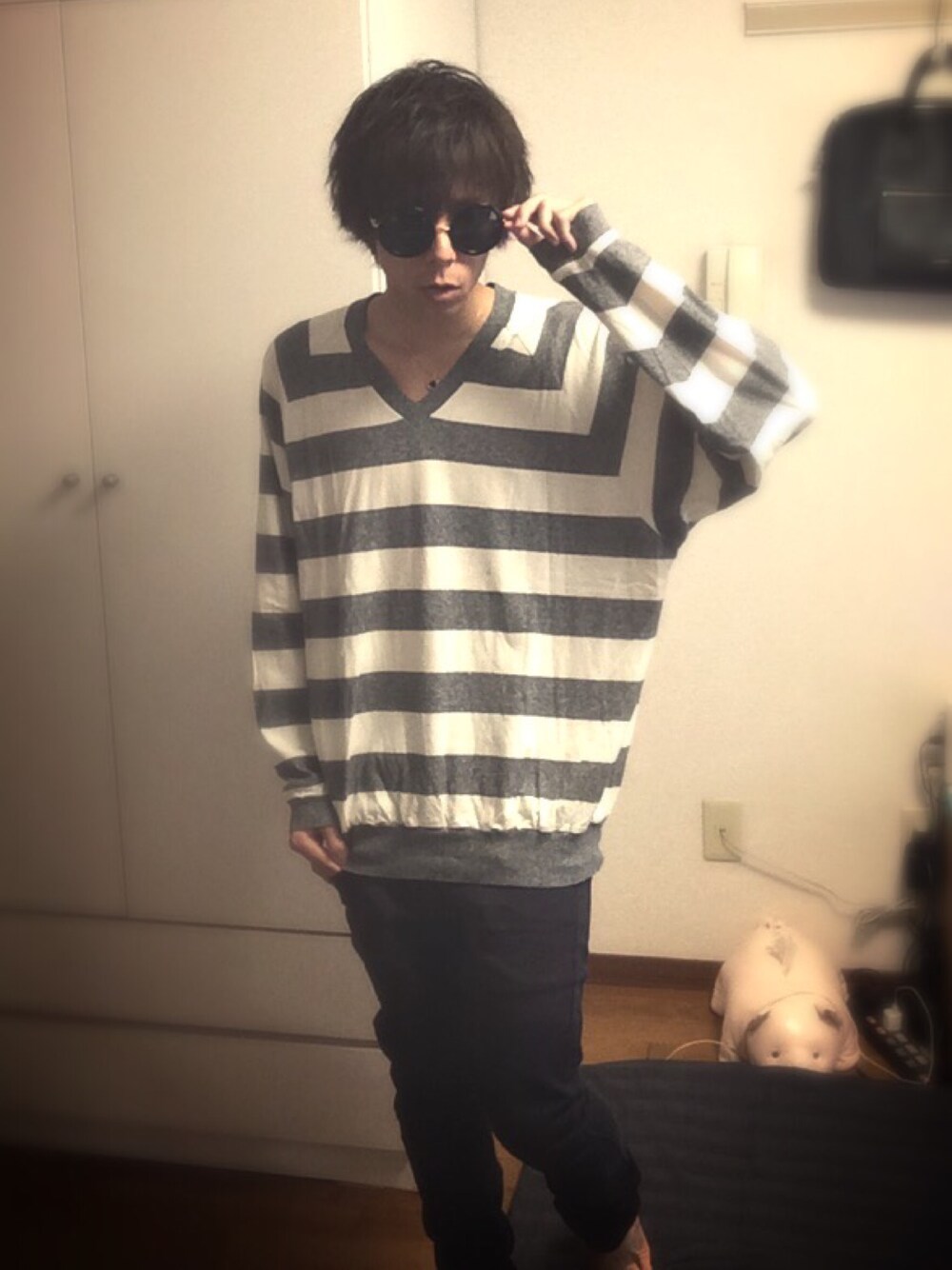 「サングラス、ドルマン、スキニー、ピアス、ネックレス、MARC BY MARC JACOBS」｜「BEAMSのアイテム（Tシャツ/カットソー、グレー系）」を使った、ちあきさん（メンズ・172cm）の秋コーディネートの1枚目の写真