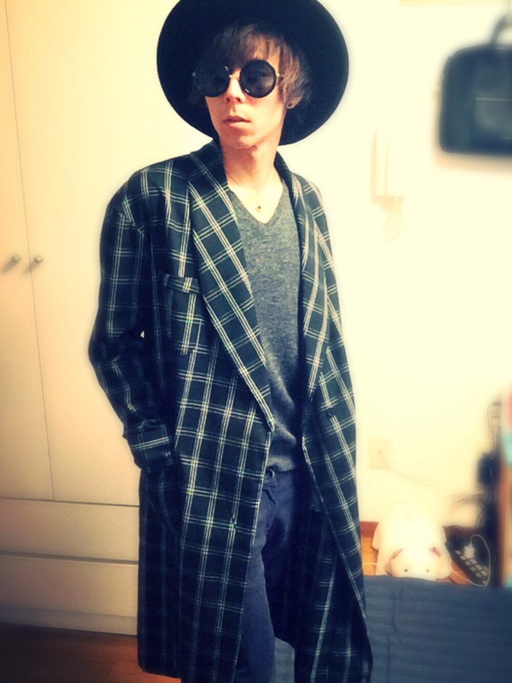 「チェスターコート、チェック、サングラス、ピアス、ネックレス、HARE、MARC BY MARC JACOBS、スキニー、ハット、BEAUTY&YOUTH UNITED ARROWS」｜「WHO'S WHO galleryのアイテム（ニット/セーター、グレー系）」を使った、ちあきさん（メンズ・172cm）の秋コーディネートの1枚目の写真