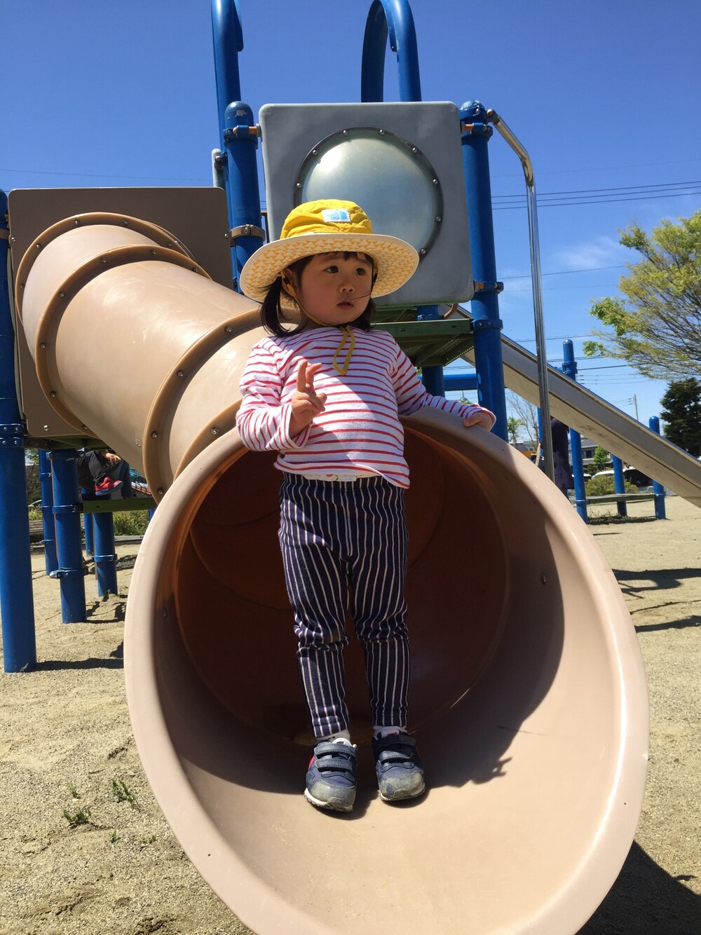 「しましま、公園」｜「THE NORTH FACEのアイテム（ハット、イエロー系）」を使った、h a k oさん（キッズ・90cm）の春コーディネートの1枚目の写真
