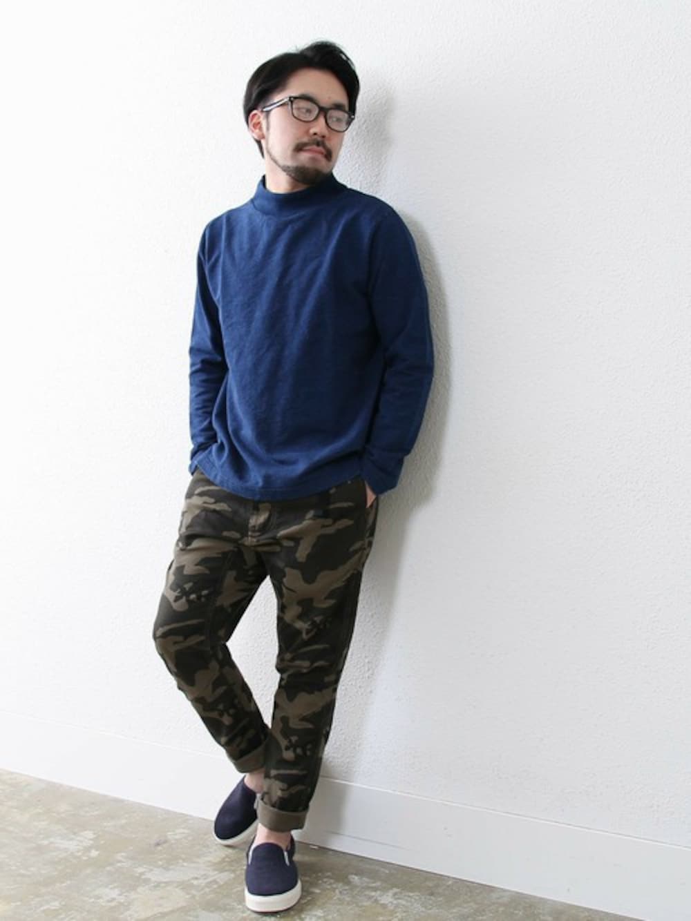 その他のその他パンツ、ブルー系のスリッポンを着用したメンズの冬コーディネートの1枚目の写真