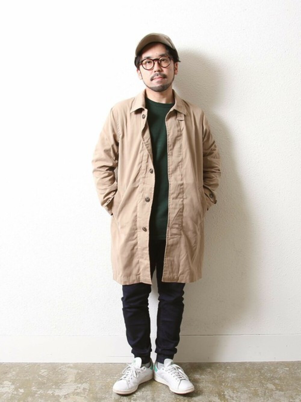 「ベージュ、キャップ、めがね、ストリート、スタンスミス、スキニーデニム、stan smith、ストリートMIX、ジョガーパンツ、coenスタッフスタイリング」｜「coenのポリツイル起毛ステンカラーコート（ステンカラーコート、ベージュ系）」を使った、リッキー ほそださん（メンズ・162cm）の秋コーディネートの1枚目の写真