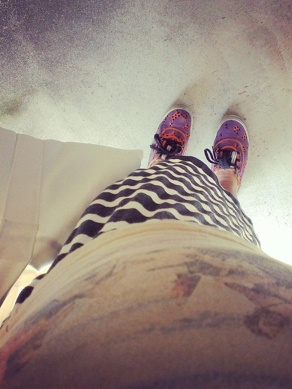 「converse、marimekko、マタニティ、nom 」｜「ARCHIのUVA CHARITY T-SHIRT （Tシャツ/カットソー、ベージュ系）」を使った、えぬ。さん（レディース・155cm）の秋コーディネートの1枚目の写真