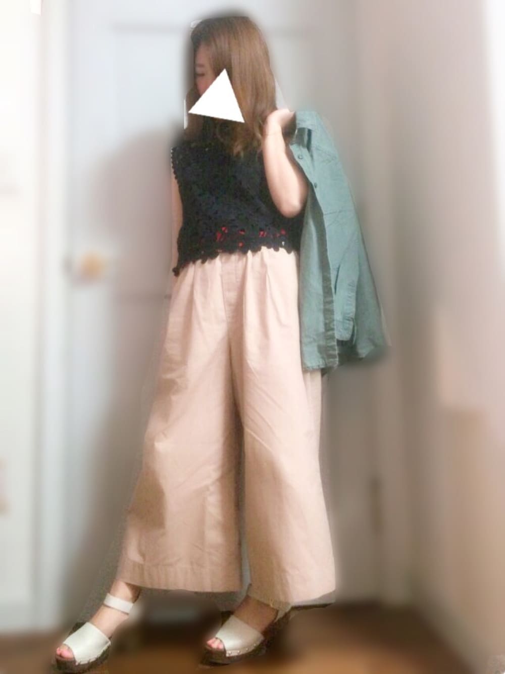 「ワイドパンツ、花柄レース、カーキシャツ」｜「UNIQLOのアイテム（その他パンツ、ベージュ系）」を使った、mizcaさん（レディース・145cm）の春コーディネートの1枚目の写真