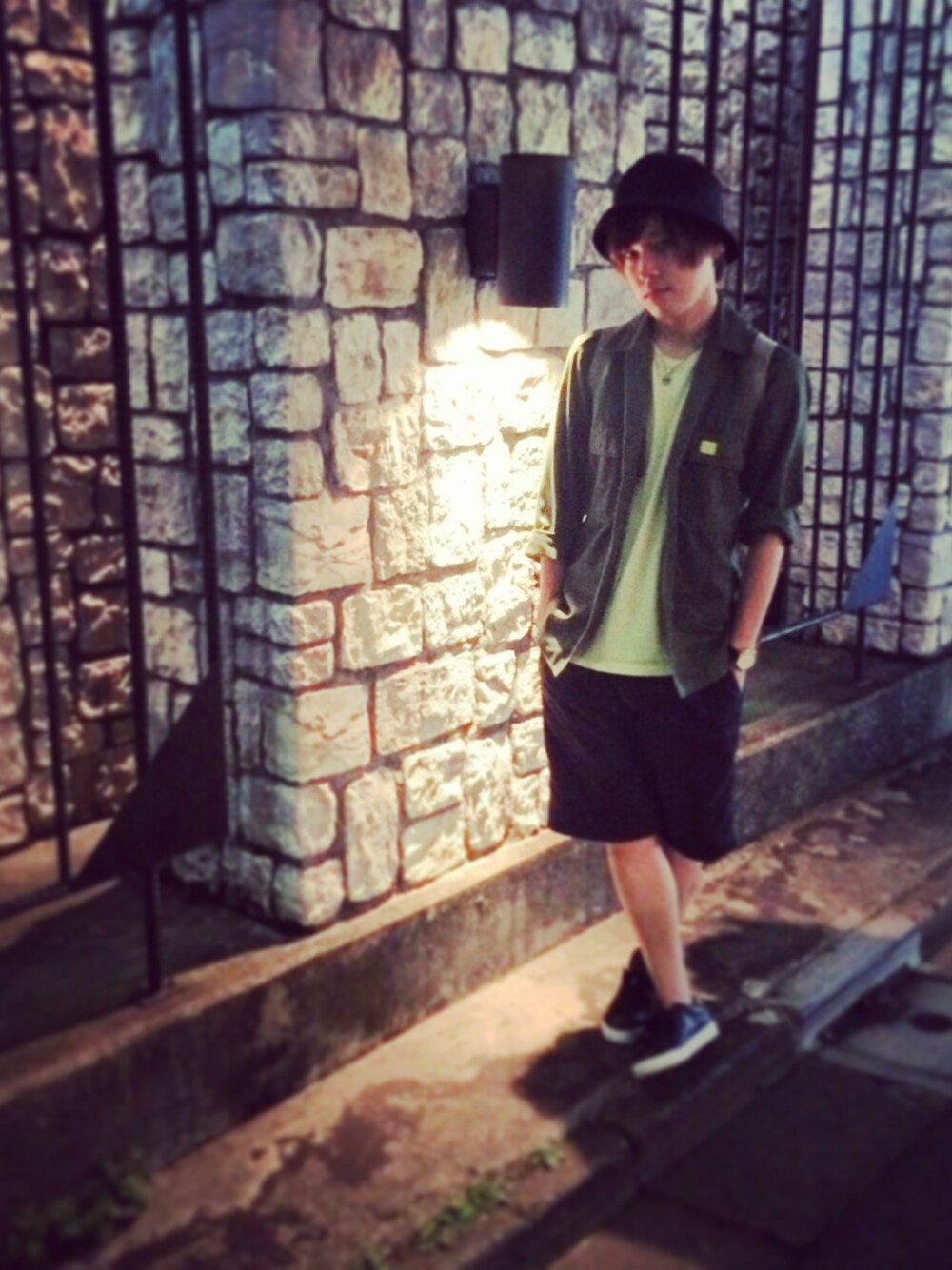 「原宿、古着MIX、ストリート、スニーカー、ミリタリー、united arrows、adidas、バケットハット」｜「VINTAGEのアイテム（ミリタリージャケット、グリーン系）」を使った、naka. さん（メンズ・174cm）の冬コーディネートの1枚目の写真