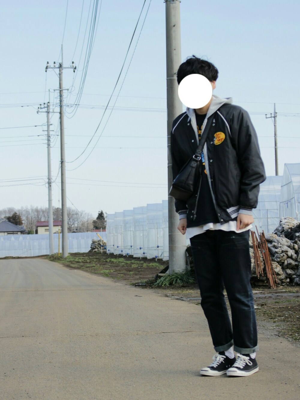 「denim、シンプルコーデ、コンバース、ダメージデニムパンツ、レイヤードスタイル、スニーカー」｜「古着のアイテム（ナイロンジャケット、ブラック系）」を使った、naka. さん（メンズ・174cm）の春コーディネートの1枚目の写真
