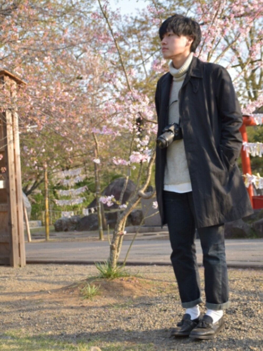 「春、オトナカジュアル、デニムパンツ、きれいめカジュアル、白ソックス、タートルネック、レイヤードスタイル」｜「ISSEY MIYAKEのアイテム（ステンカラーコート、ブラック系）」を使った、naka. さん（メンズ・174cm）の春コーディネートの1枚目の写真