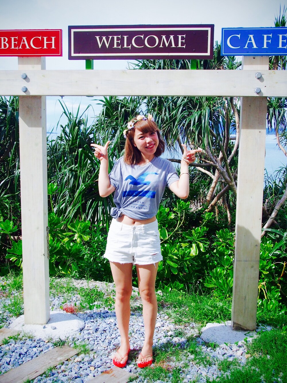 「Hollisterのアイテム（Tシャツ/カットソー、グレー系）」を使った、Nao Iwaseさん（レディース・162cm）の秋コーディネートの1枚目の写真