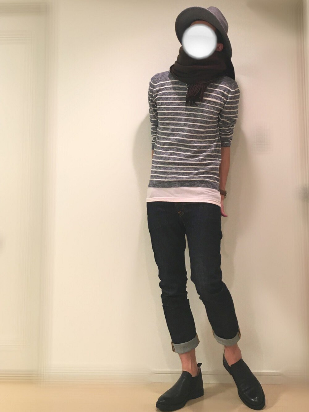 グレー系のニット/セーター、ブルー系のデニムパンツ、ブラック系のブーツを着用したメンズの春コーディネートの1枚目の写真