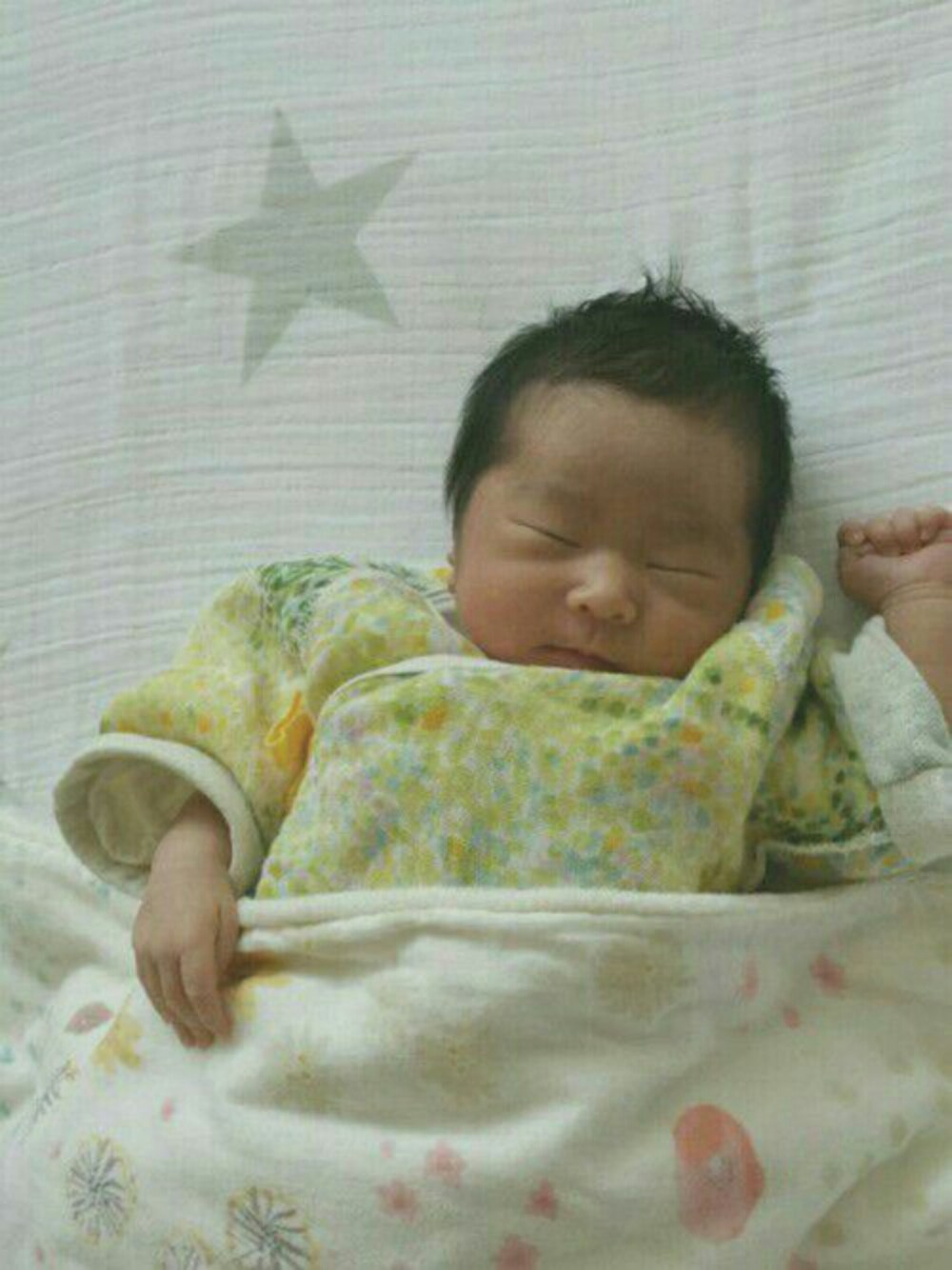 「新生児、naomi ito、あかちゃんコーデ、おんなのこ、退院、夏、女の子、エイデンアンドアネイ、aden+anais、赤ちゃん」｜「naomiitoのアイテム（肌着、イエロー系）」を使った、___ai__さん（キッズ・50cm）の夏コーディネートの1枚目の写真