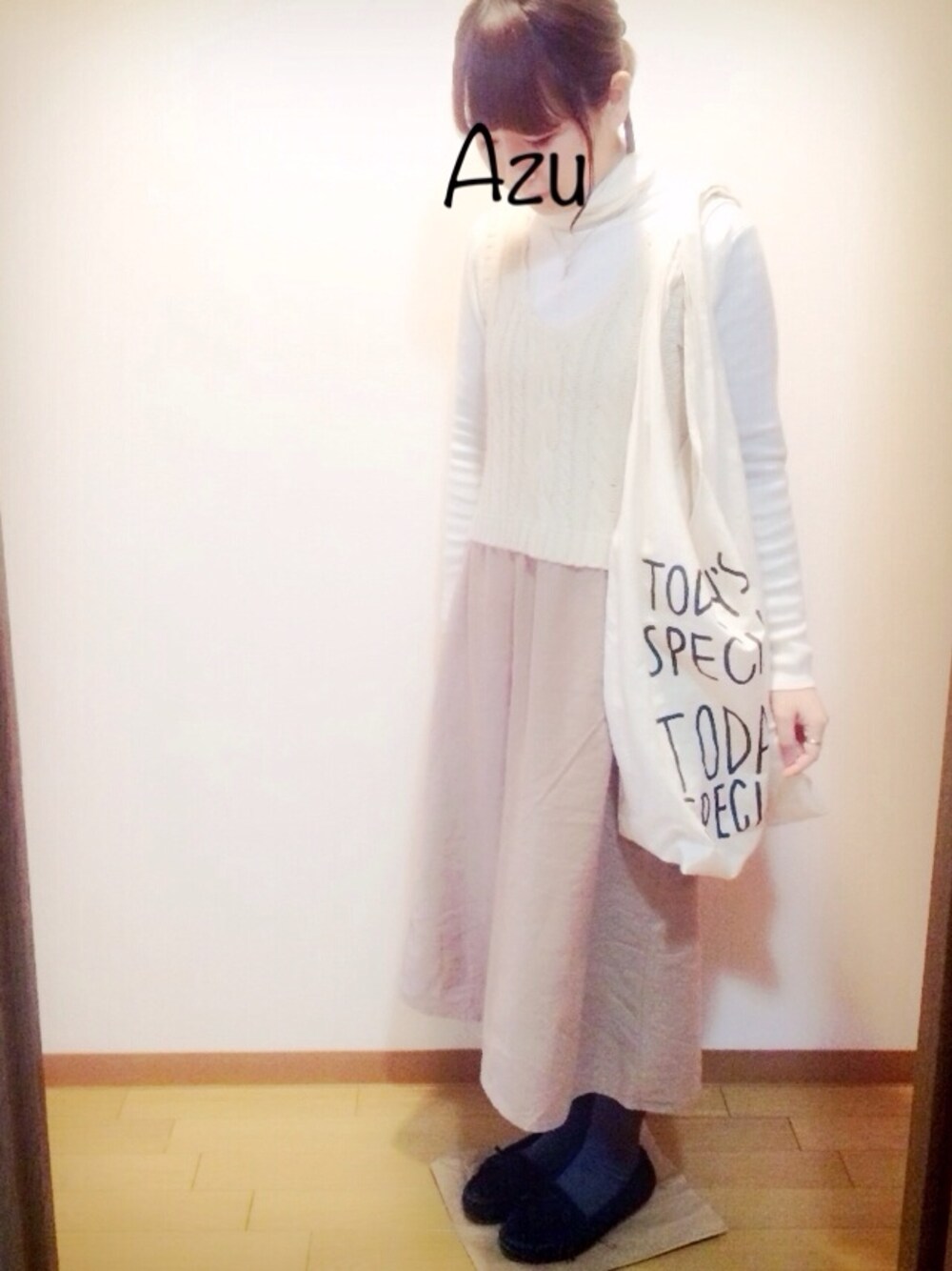 ブラック系のモカシン/デッキシューズ、ベージュ系のトートバッグ、その他のその他ヘアアクセサリーを着用したレディースの冬コーディネートの1枚目の写真