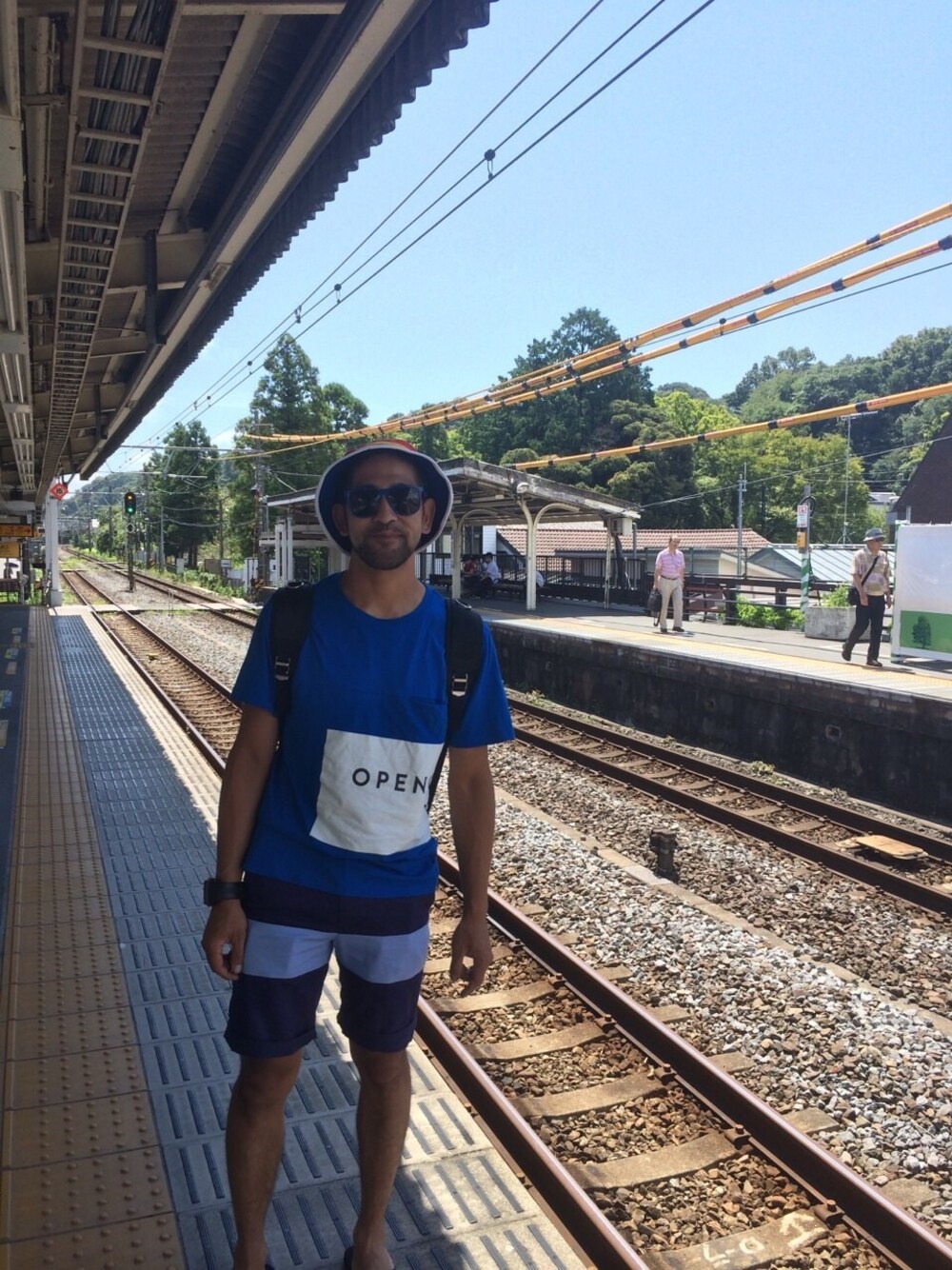 「BWGH、ショーパン、OPENING CEREMONY、青いTシャツ、NEW  BALANCE 、バケットハット」｜「OPENING CEREMONYのアイテム（Tシャツ/カットソー、ブルー系）」を使った、けりおさん（メンズ・175cm）の夏コーディネートの1枚目の写真