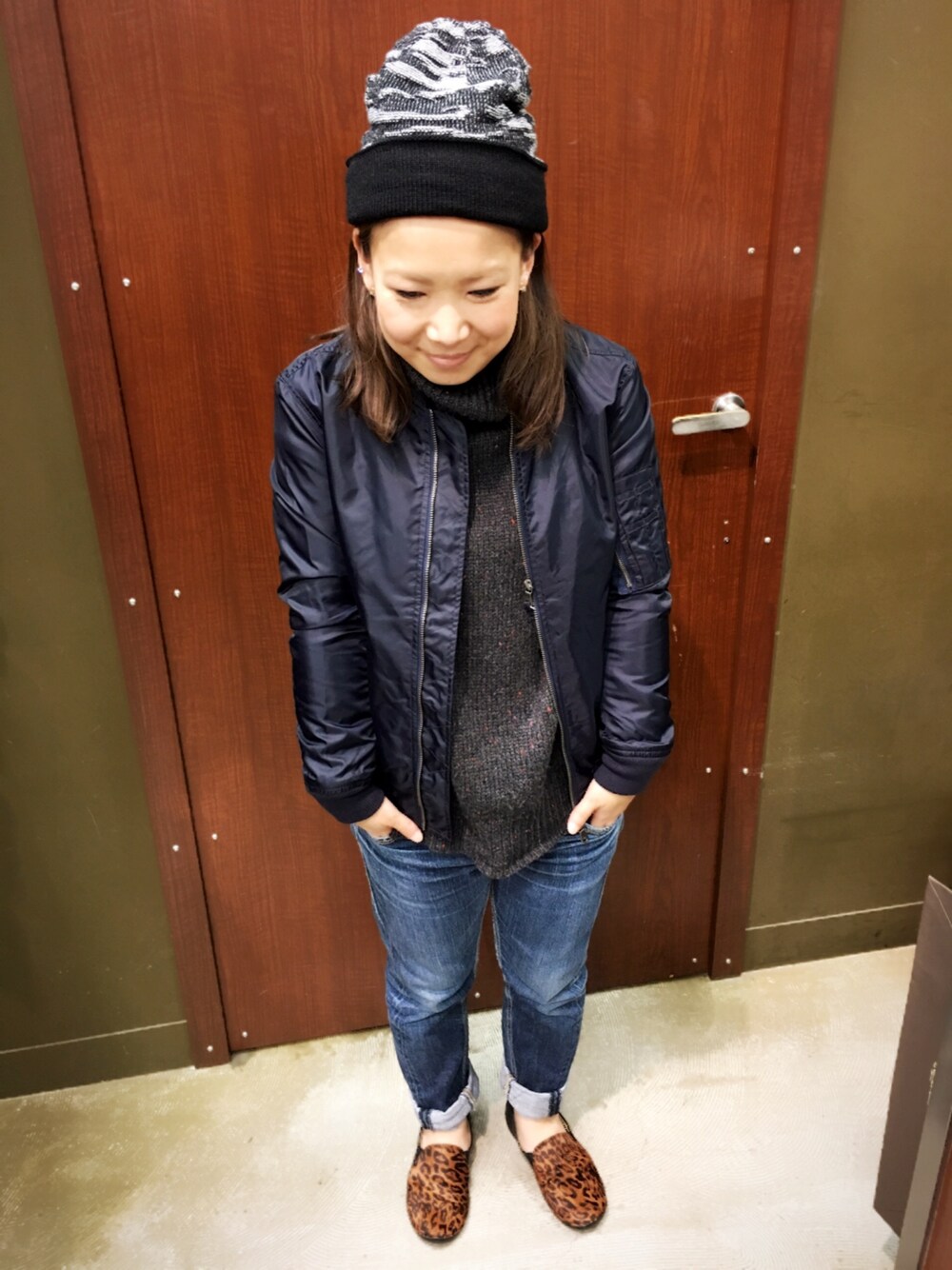 ブルー系のMA-1、グレー系のニット/セーター、ブルー系のデニムパンツを着用したレディースの秋コーディネートの1枚目の写真