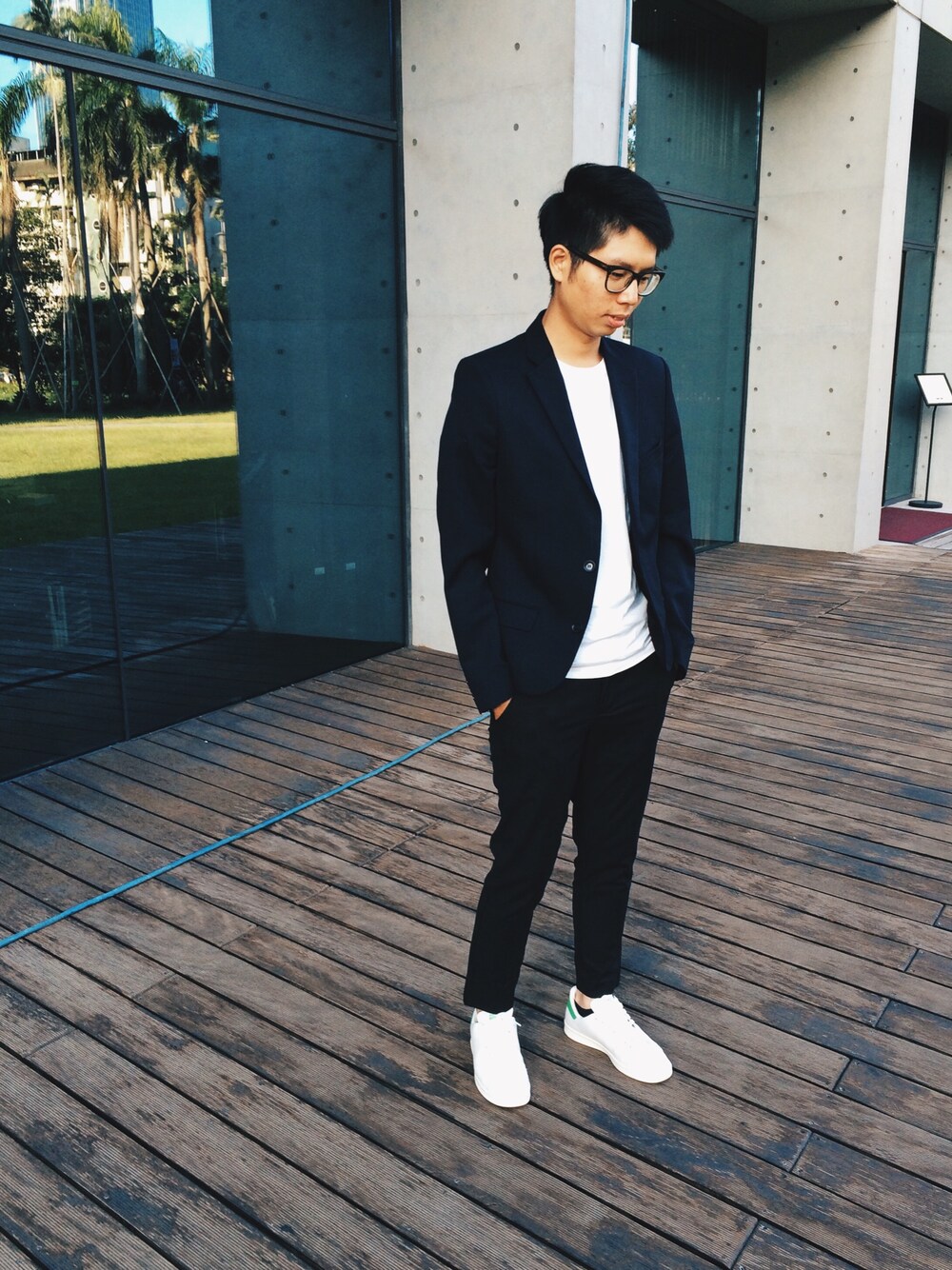 「TAIPEI、stansmith」｜「ZARAのアイテム（テーラードジャケット、ブラック系）」を使った、JeffHaoさん（メンズ・175cm）の秋コーディネートの1枚目の写真