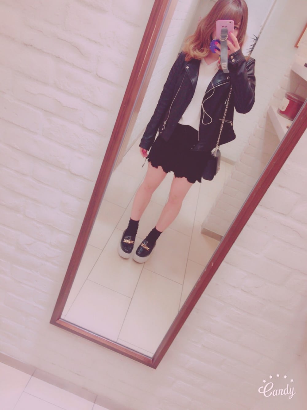 「シンプル、モノトーンコーデ、ブラック、ライダース、ミニスカート、Chuu、ZARA、ボーイッシュ、ガーリー、白Tシャツ」｜「WORLD WIDE LOVE!のアイテム（その他シューズ、ブラック系）」を使った、シノさん（レディース・161cm）の秋コーディネートの1枚目の写真