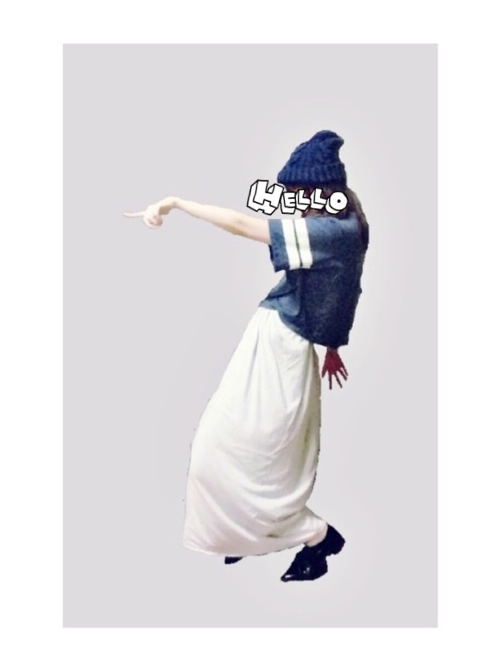 ブルー系のTシャツ/カットソー、グレー系のスカート、ブラック系のドレスシューズを着用したレディースの秋コーディネートの1枚目の写真