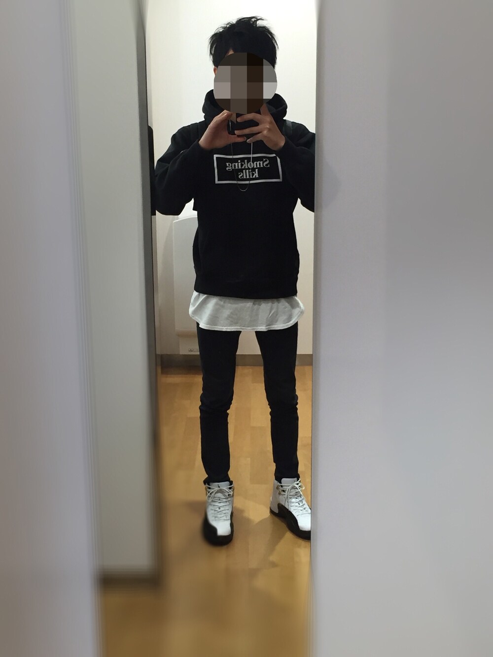 「smokingkills、パーカー、黒スキニー、モノトーンコーデ、ストリート系」｜「FR2のアイテム（パーカー、ブラック系）」を使った、のんまさん（メンズ・166cm）の春コーディネートの1枚目の写真