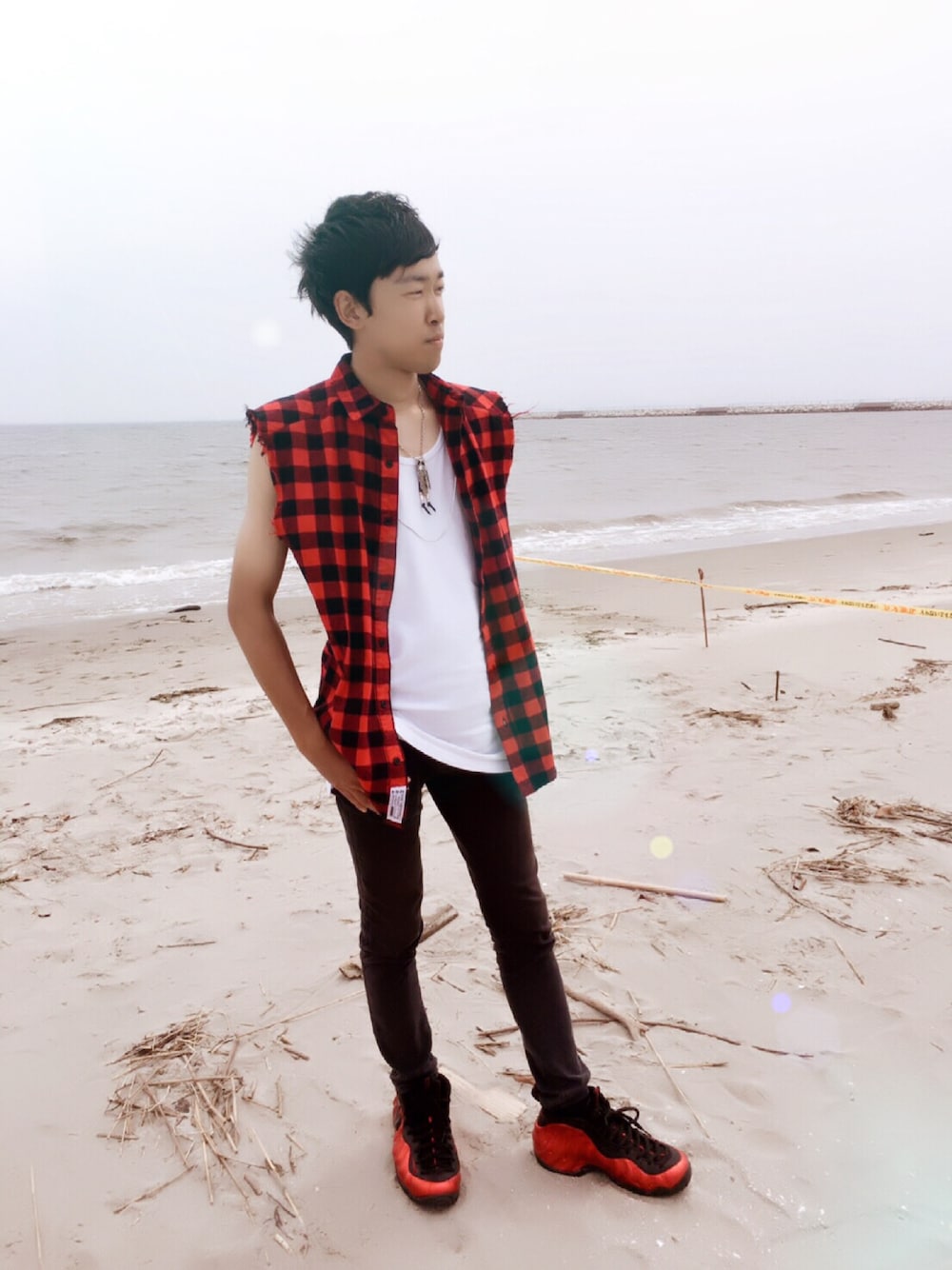 レッド系のシャツ/ブラウス、ホワイト系のタンクトップ、ブラック系のその他パンツを着用したメンズの夏コーディネートの1枚目の写真