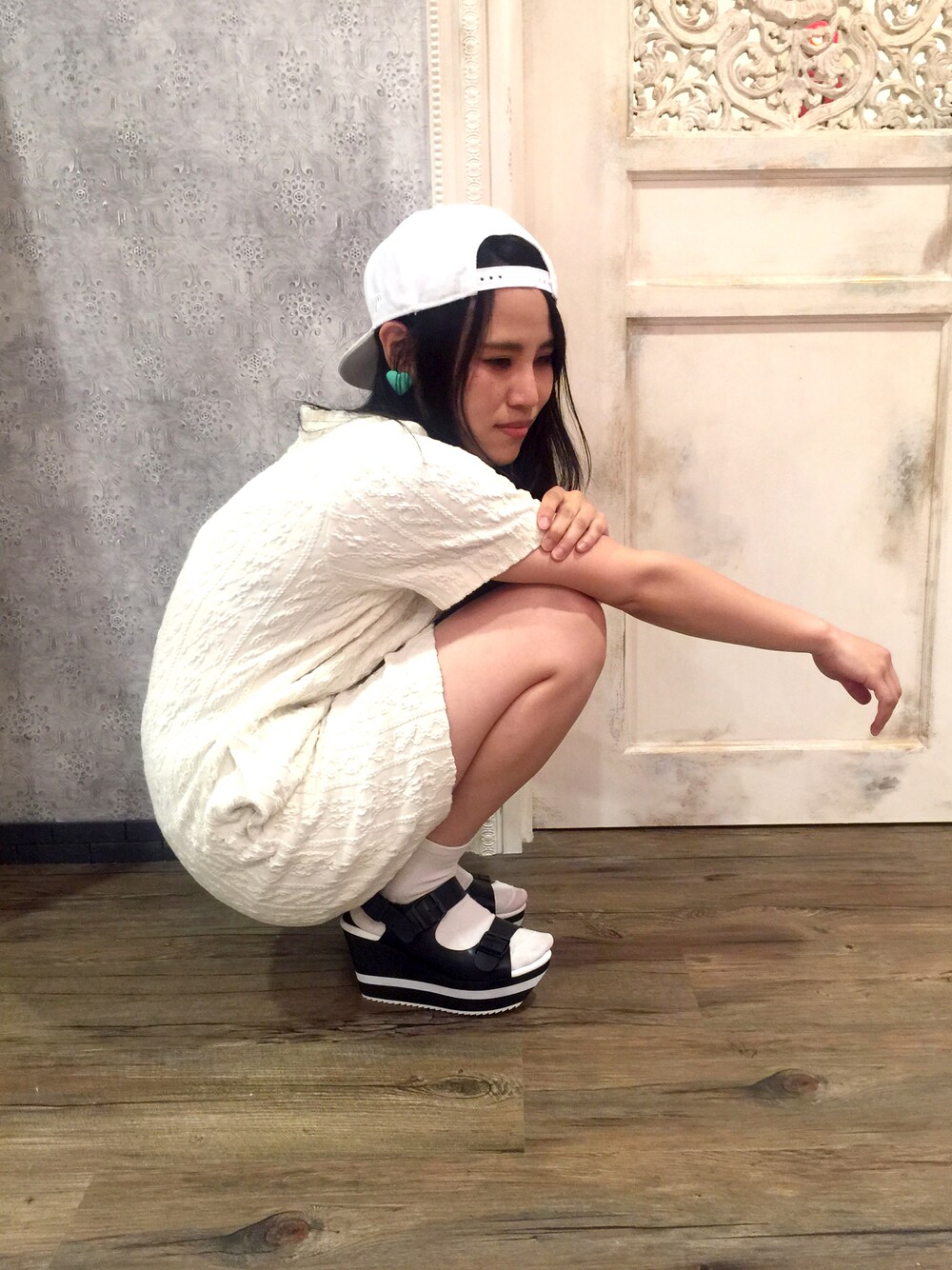 ブラック系のサンダルを着用したレディースの夏コーディネートの1枚目の写真