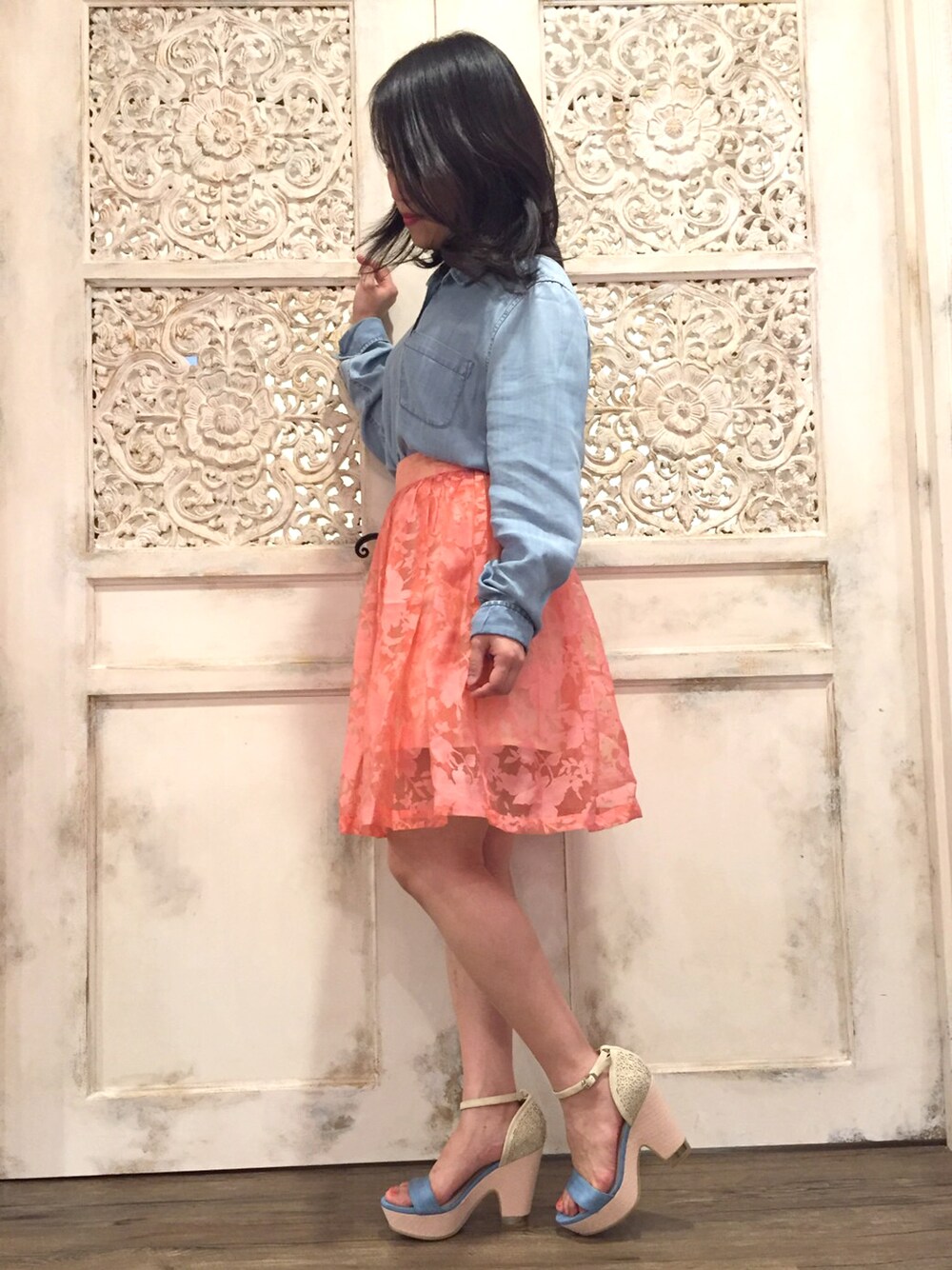 ブルー系のサンダルを着用したレディースの春コーディネートの1枚目の写真