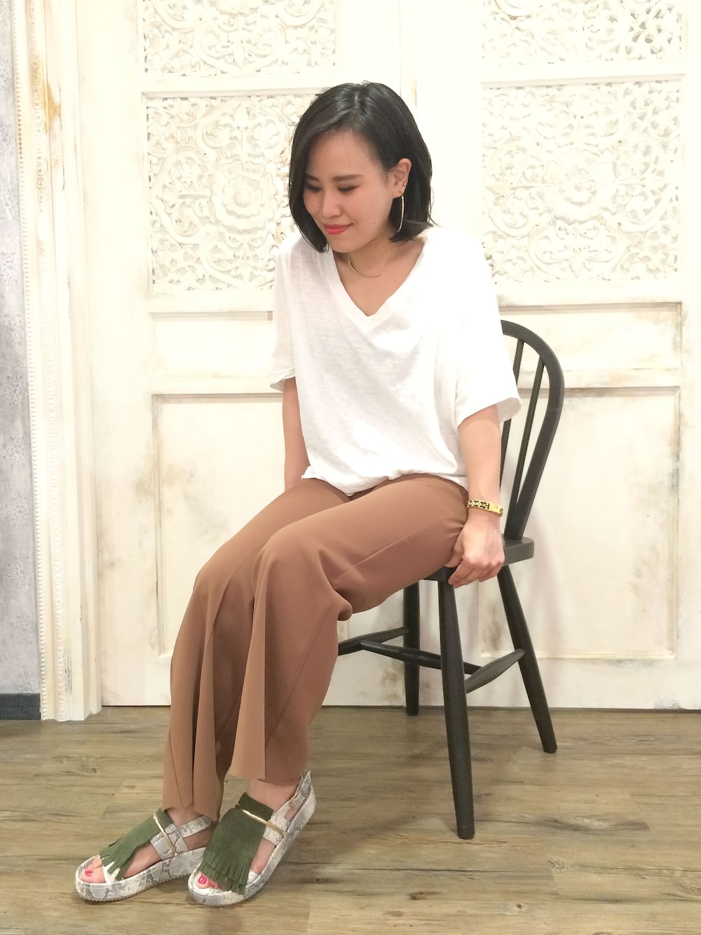 その他のサンダルを着用したレディースの春コーディネートの1枚目の写真