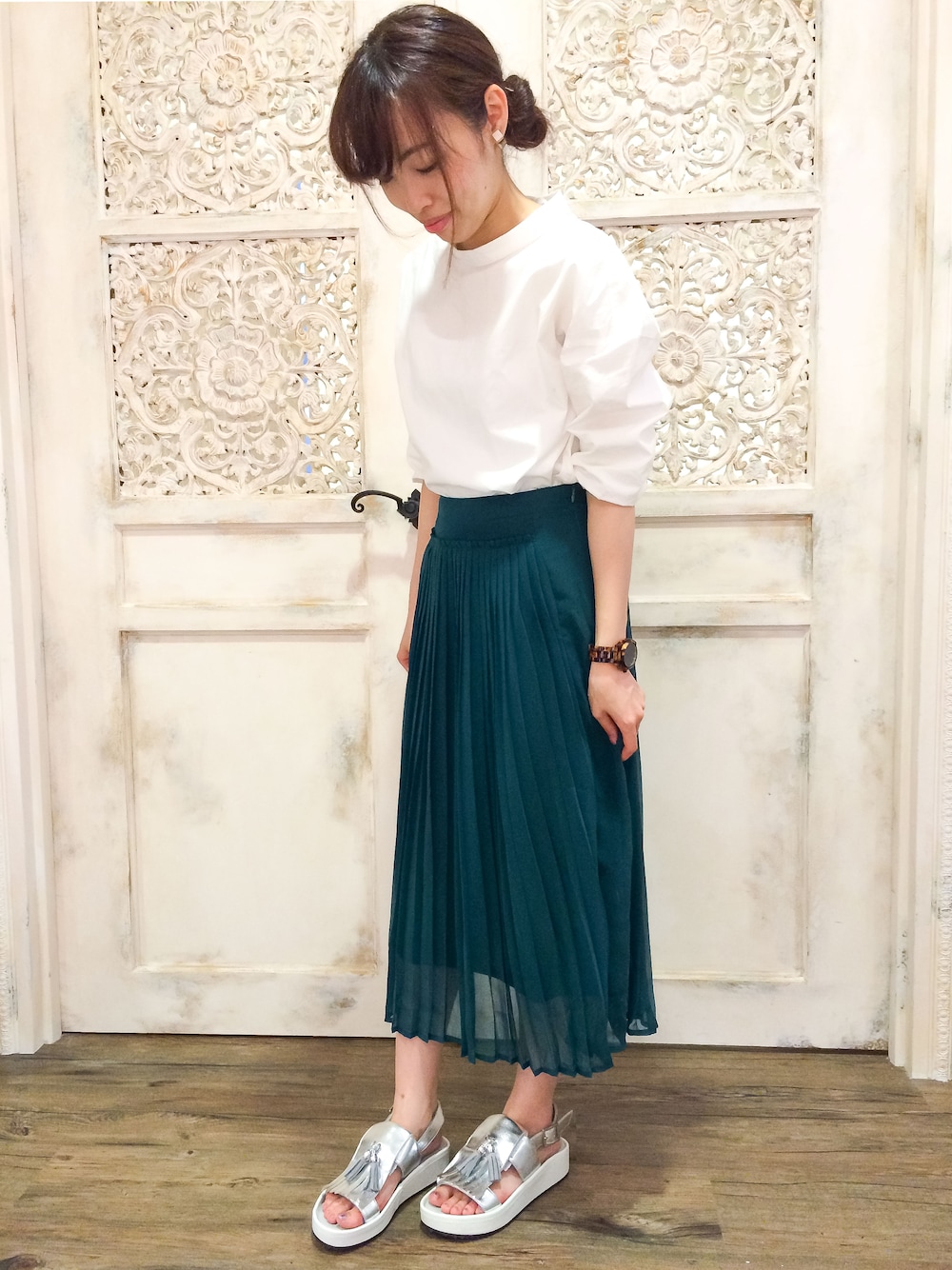 シルバー系のサンダルを着用したレディースの夏コーディネートの1枚目の写真