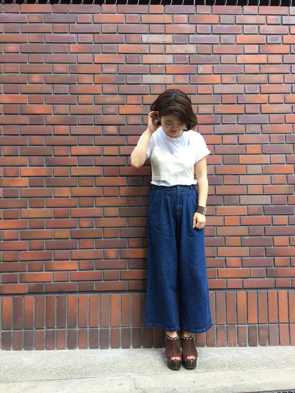 シルバー系のその他トップスを着用したレディースの夏コーディネートの1枚目の写真