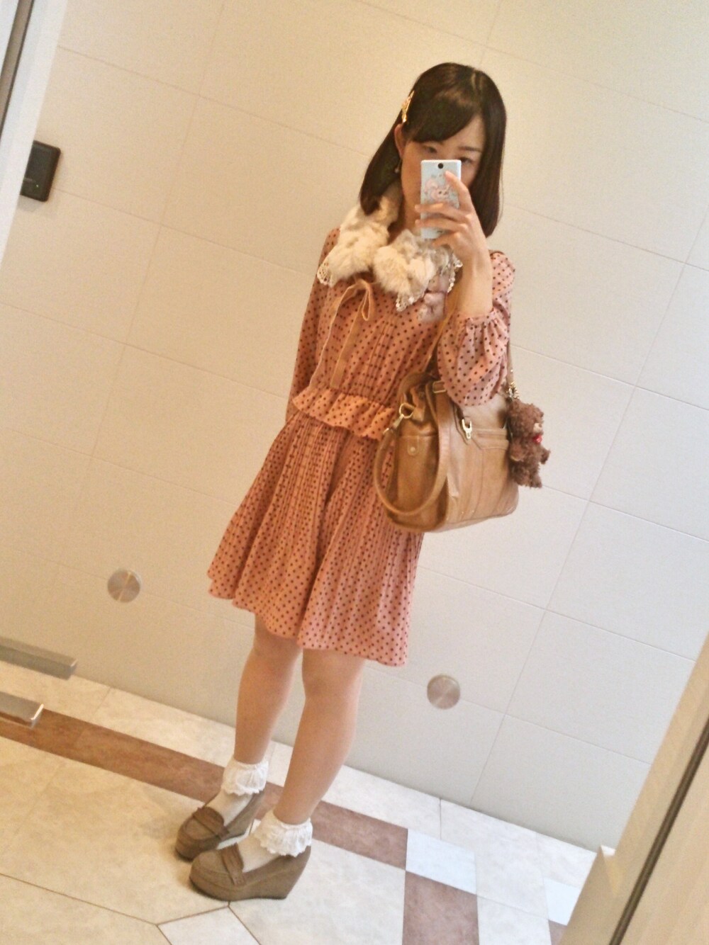 「ファー小物、ワンピース、パンプス、寒い、大学、ソックス×パンプス」｜「earth music&ecologyの●MORE 3月号 掲載●　Dot Pleats/7分袖ワンピース（ワンピース、ピンク系）」を使った、おぎまいさん（レディース・160cm）の秋コーディネートの1枚目の写真