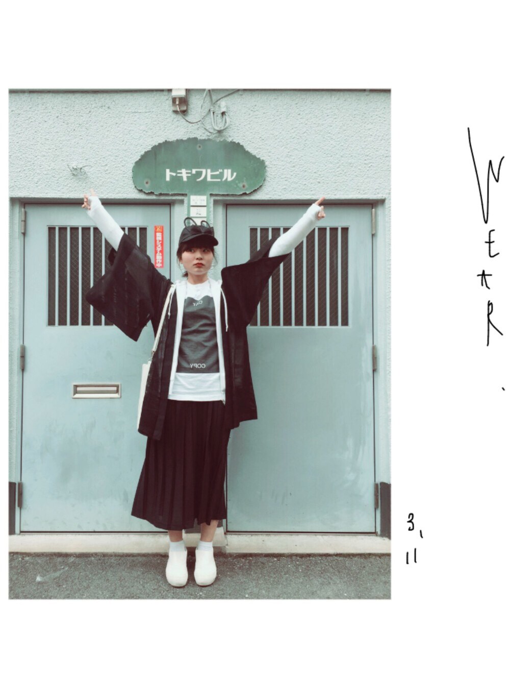 「春コーデ、outfit、モノトーン、モード、CATCOPY、プリーツスカート、UNIQLO、used、古着」｜「BERNSTOCK SPEIRSのアイテム（キャップ、ブラック系）」を使った、中井 美里さん（レディース・160cm）の春コーディネートの1枚目の写真