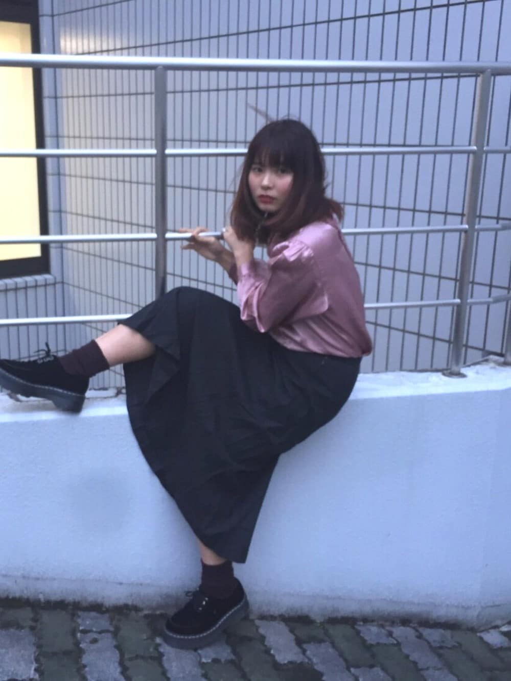 ピンク系のシャツ/ブラウス、グレー系のスカート、ブラック系のドレスシューズを着用したレディースの秋コーディネートの1枚目の写真