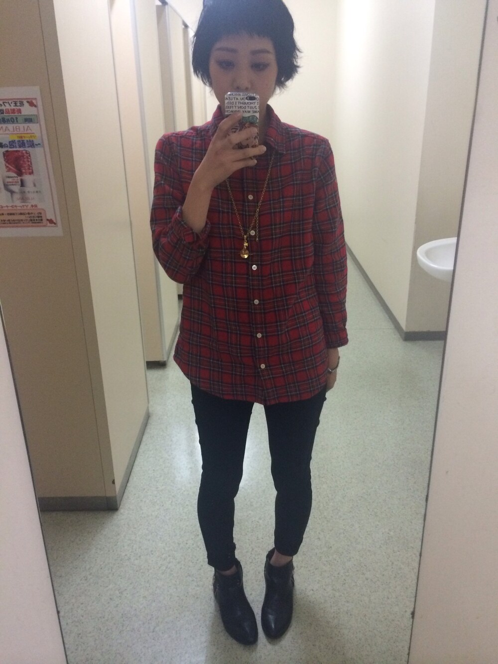 「Vivienne Westwood、ネルシャツ、ネルチェックシャツ、赤チェック、チェックシャツ、レギパン、プチロック、ロック、ロールアップ」｜「Vivienne Westwoodのアイテム（ネックレス、ゴールド系）」を使った、天野チハルさん（レディース・160cm）の秋コーディネートの1枚目の写真