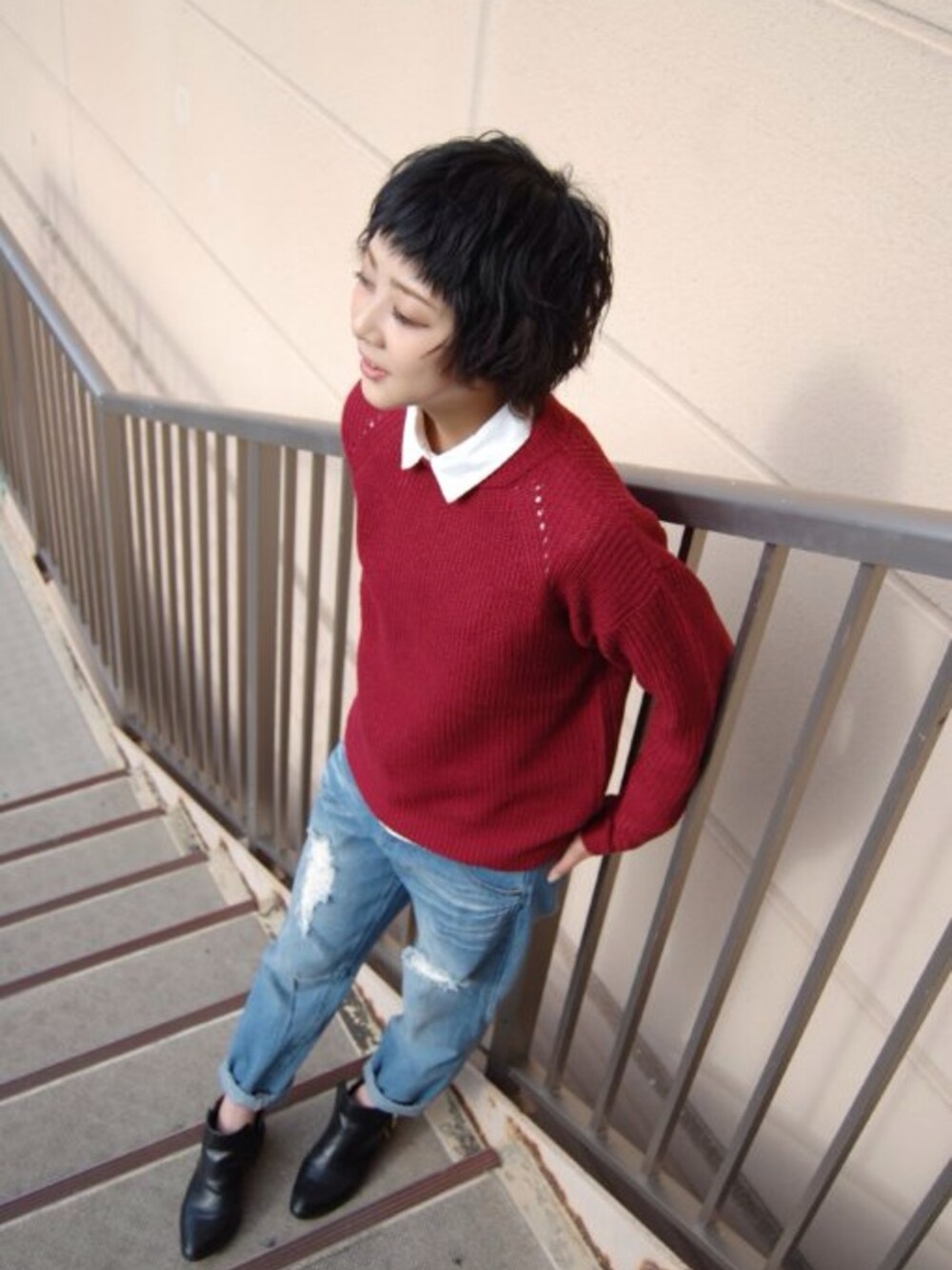 「赤ニット、ニット、ダメージデニムパンツ、デニム、シャツスタイル、シャツ×ニット、ニット×デニム」｜「なしのアイテム（ニット/セーター、レッド系）」を使った、天野チハルさん（レディース・160cm）の秋コーディネートの1枚目の写真