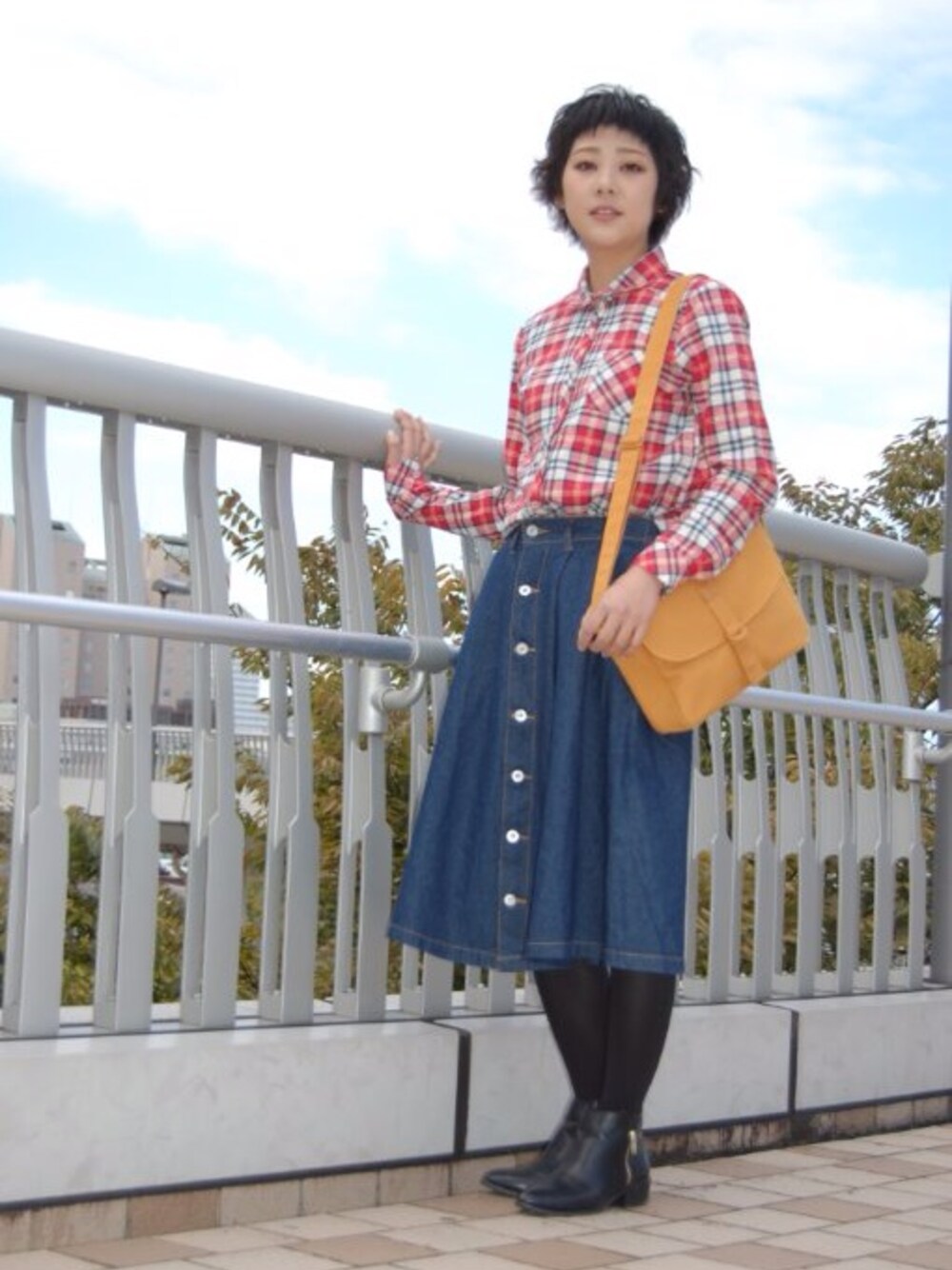 「ネルシャツ、チェックシャツ、チエック、デニム、デニムスカート、ミモレ丈スカート、ミモレ丈、前開きスカート」｜「なしのアイテム（シャツ/ブラウス、レッド系）」を使った、天野チハルさん（レディース・160cm）の秋コーディネートの1枚目の写真